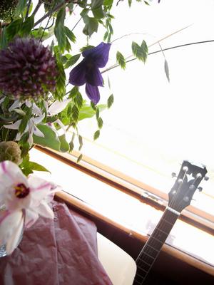 花とギター.jpg
